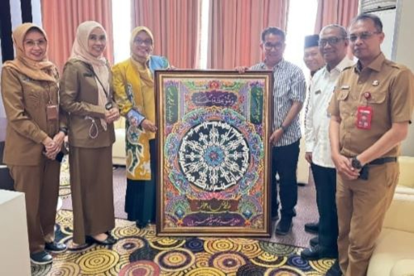 Pj Gubernur Terkesan Mendapat Hadiah Kaligrafi